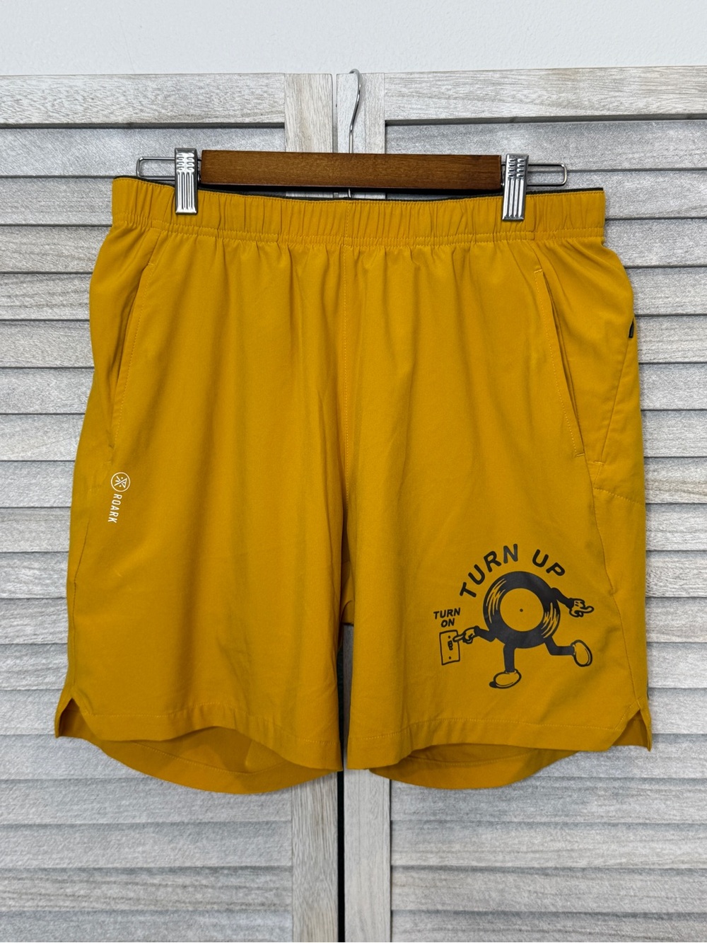 Roark Run Amok Men’s M Turn Up Graphic Running Shorts Mustard Yellow Lined